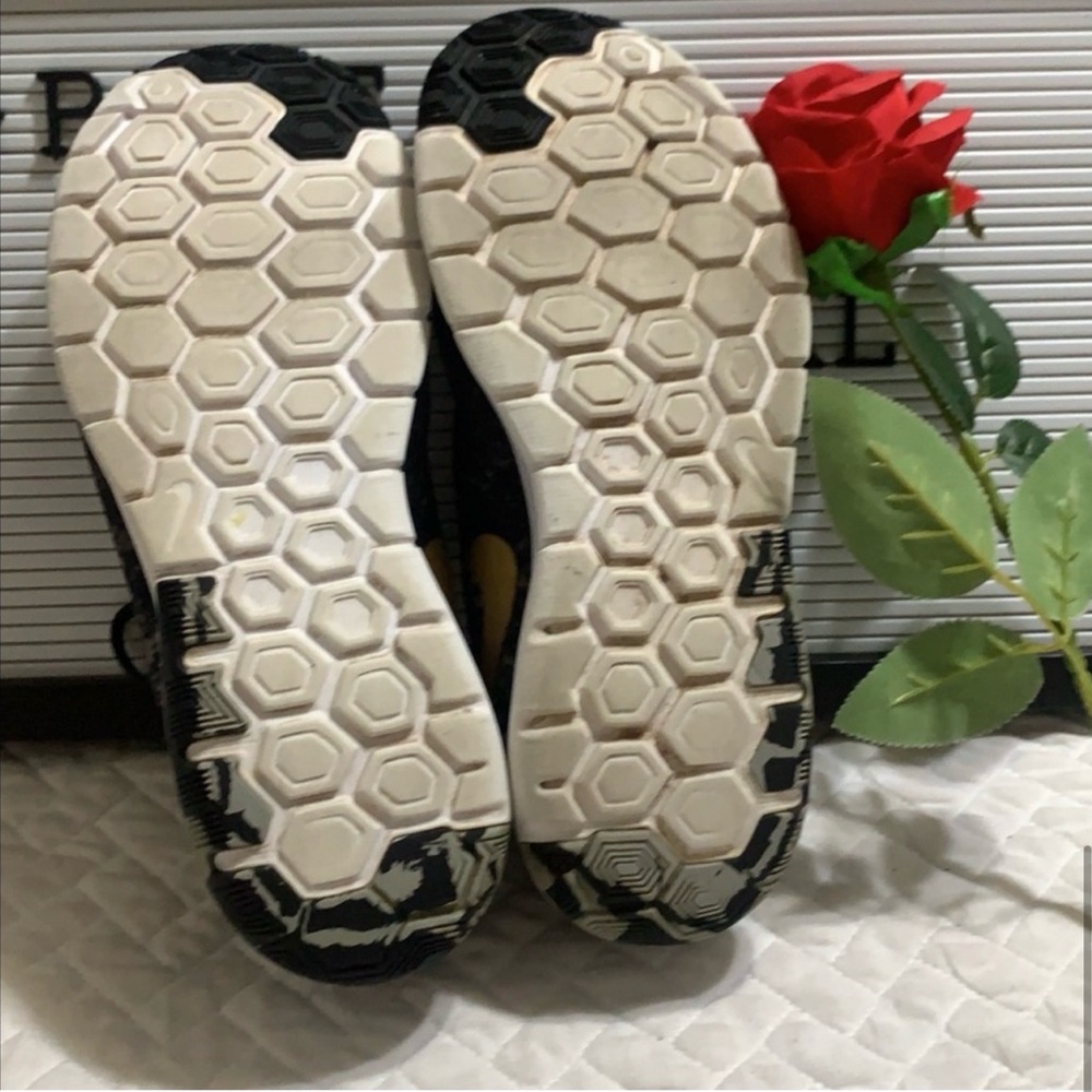Nike Women’s Experience Rn Black and Gold Running Shoes - Picture 5 of 5